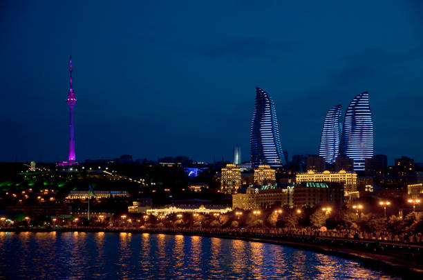 vistas de noite de baku.overview festiva do boulevard - boulevard sea water house - fotografias e filmes do acervo