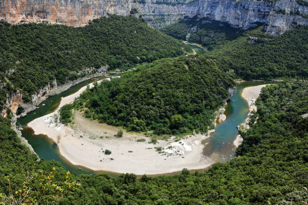 南フランスでの峡谷: アルデーシュ川の谷 - ardeche france landscape nature ストックフォトと画像