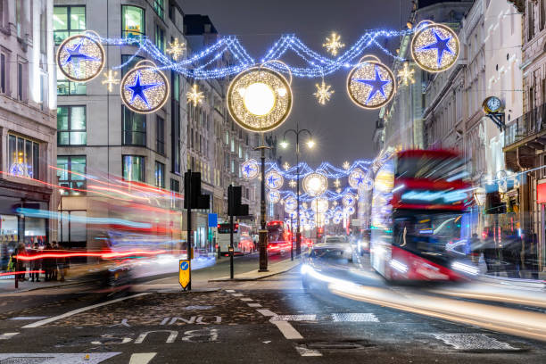 la via dello shopping di londra durante il natale - london england christmas snow winter foto e immagini stock
