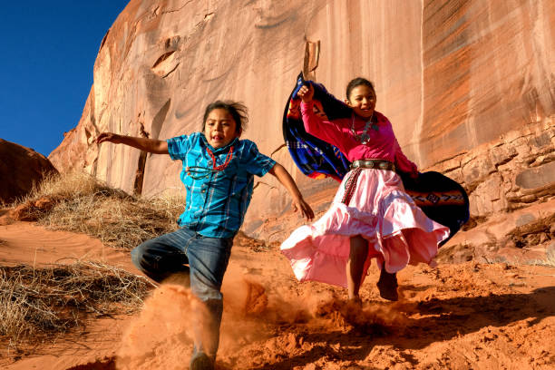 маленький навахо родной американский мальчик с длинными волосами в долине монументов, аризона - arizona desert mountain american culture стоковые фото и изображения