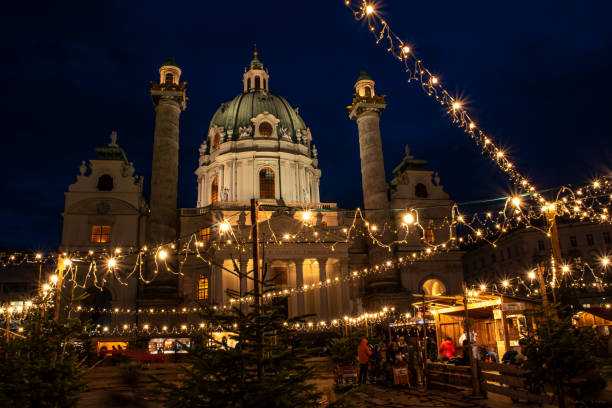 mercatino di natale tradizionale a vienna - karlsplatz foto e immagini stock