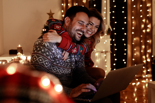 istock Felicidad de Navidad en casa - surf y compras 1070239362