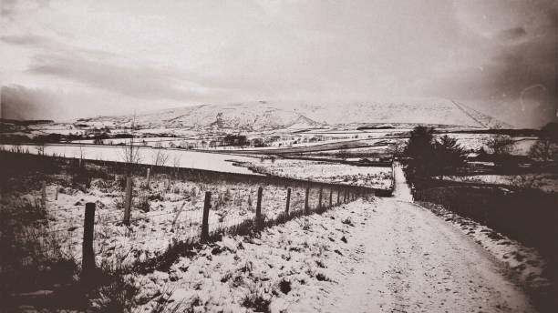 pendle hill lancashire england - pendle imagens e fotografias de stock