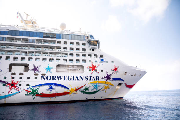norwegian star – statek wycieczkowy należący do norweskiej stoczni cruise line na santorini w grecji - norwegian culture zdjęcia i obrazy z banku zdjęć