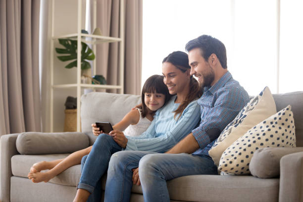 家庭花閒置時間在手機上看動畫片 - free video adult 個照片及圖片檔