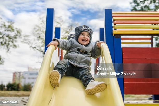 Bambino In Scivolo Nel Parco - Fotografie stock e altre immagini di Bambino - Bambino, Inverno, Giocare