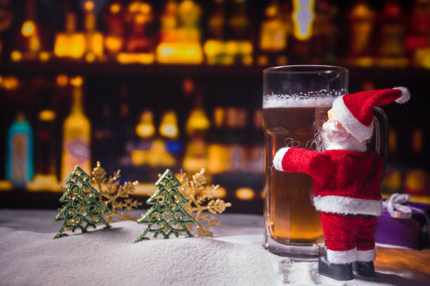 cerveza de navidad en la nieve con arte decorativo - cerveza tipo ale fotografías e imágenes de stock