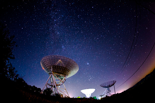 Telescopios de radio y la vía Láctea en la noche photo
