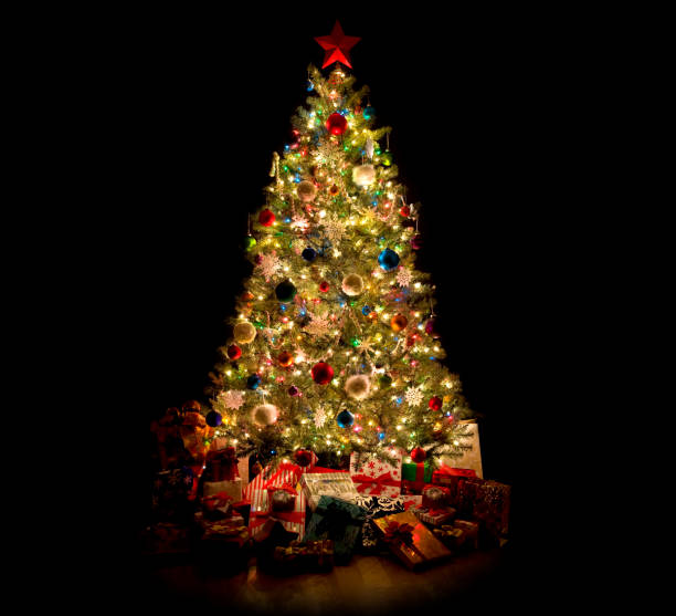 árvore de natal, com decorações, enfeites e presentes isoladas em preto - christmas ornament christmas decoration multi colored large group of objects - fotografias e filmes do acervo