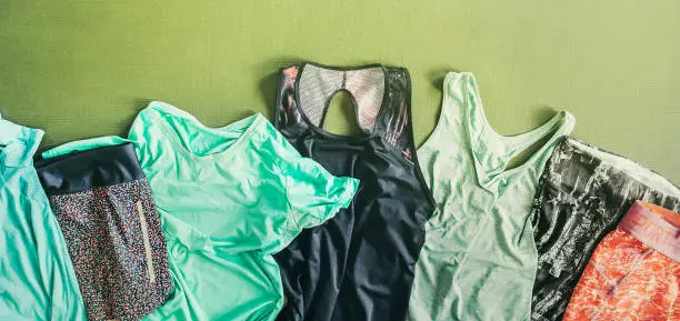 Sets of the fitness sport clothes are on the training joga mat