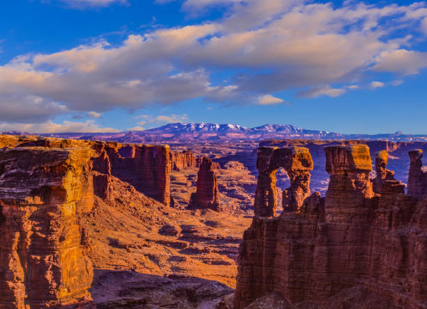 arco e monolito formações de rocha vermelha np canyonlands. utah - moab utah cloud desert - fotografias e filmes do acervo