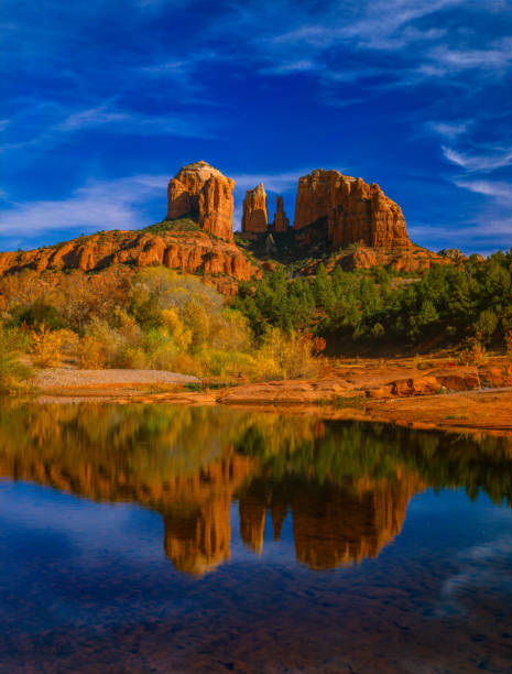 kuvapankkikuvat ja rojaltivapaat kuvat aiheesta red rock crossing park ja oak creek iltahämärässä sedona, arizina - coconino national forest