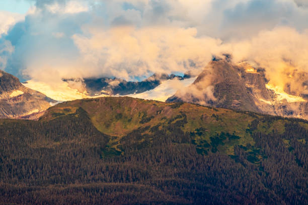 chmury na szczycie góry na alasce - lynn canal zdjęcia i obrazy z banku zdjęć