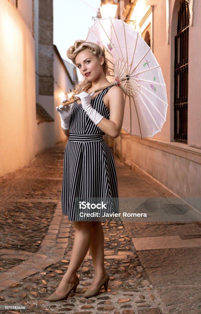 Bella Bionda In Stile Retrò In Posa Con Un Ombrello Giapponese - Fotografie  stock e altre immagini di Donne - iStock