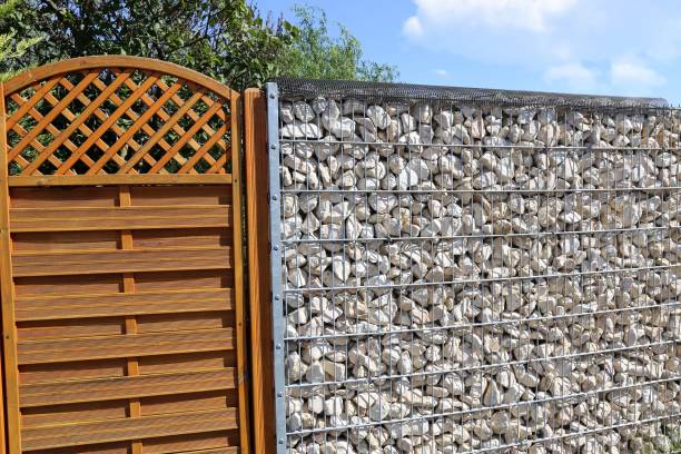 ガビオンフェンスの壁 - gabion wall ストックフォトと画像