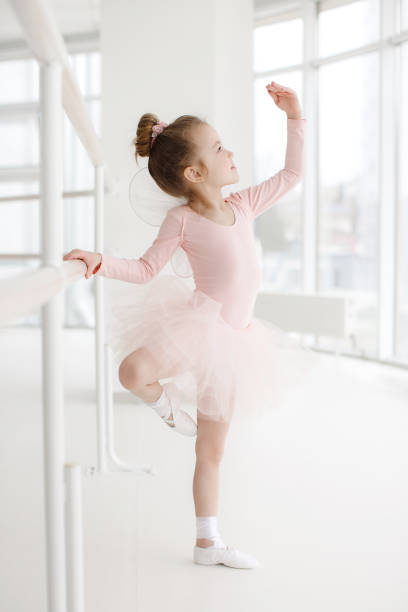 niña linda en clase en el estudio de ballet - ballet dress studio shot costume fotografías e imágenes de stock