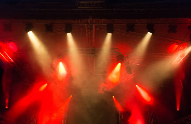 빨간색과 노란색 색상에서 무대 조명 - stage light flash 뉴스 사진 이미지