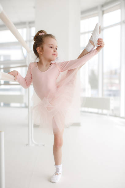 niña linda en clase en el estudio de ballet - ballet dress studio shot costume fotografías e imágenes de stock