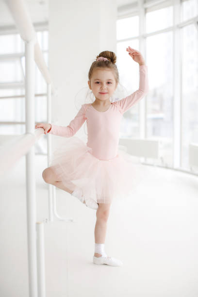 niña linda en clase en el estudio de ballet - ballet dress studio shot costume fotografías e imágenes de stock