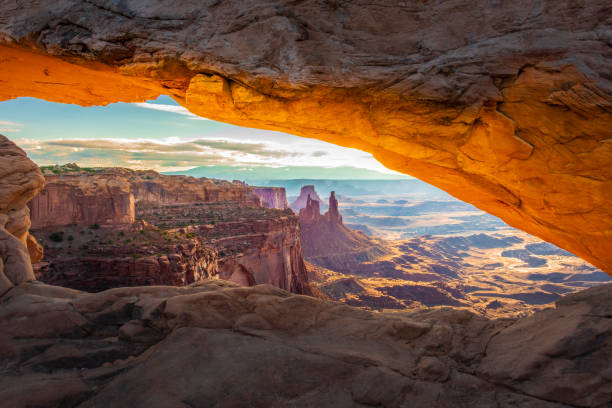 mesa arch sunrise - canyonlands national park utah mesa arch natural arch stock-fotos und bilder