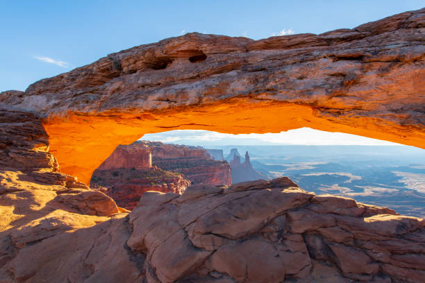 mesa sunrise arco - canyonlands national park utah mesa arch natural arch - fotografias e filmes do acervo