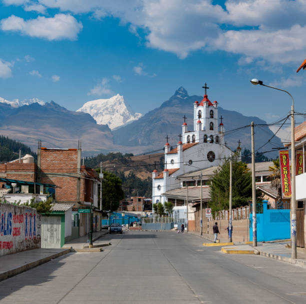 strade di huaraz, perù - huaraz foto e immagini stock