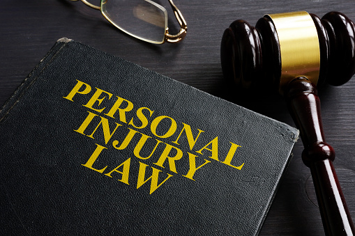 Libro Ley de lesiones personal y un escritorio negro. photo