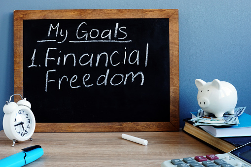 Mis metas y libertad financiera escrito en una pizarra. photo
