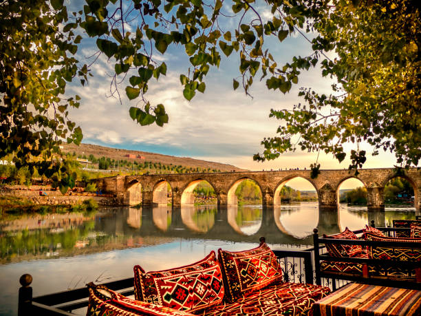 diyarbakir, turchia storica vista ponte a dieci occhi (su gozlu kopru) - architecture cityscape old asia foto e immagini stock