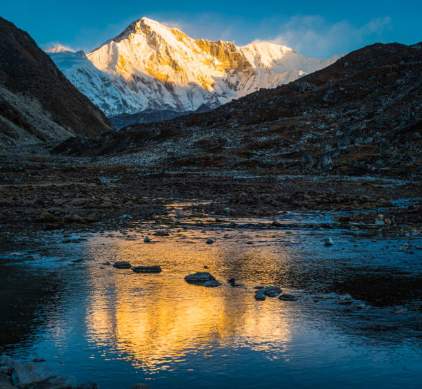 cho oyu 8188m złoty wschód słońca śnieg szczyt jezioro odbicie himalaje nepal - cho oyu zdjęcia i obrazy z banku zdjęć