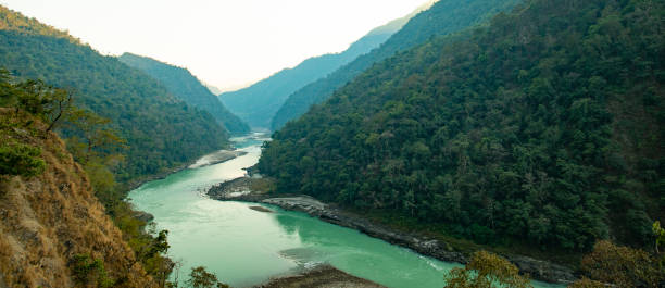 spektakuläre aussicht auf den heiligen fluss ganges fließt durch die grünen berge von rishikesh, uttarakhand, indien. - himalayas mountain aerial view mountain peak stock-fotos und bilder