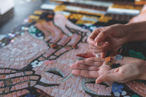 mãos femininas com mosaico - mosaic human hand craft artist - fotografias e filmes do acervo