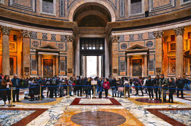 rome, italy люди внутри интерьеров и детали пантеона, древнего храма всех богов. наиболее сохранившийся объект древнего рима. - cupola people rome lazio стоковые фото и изображения