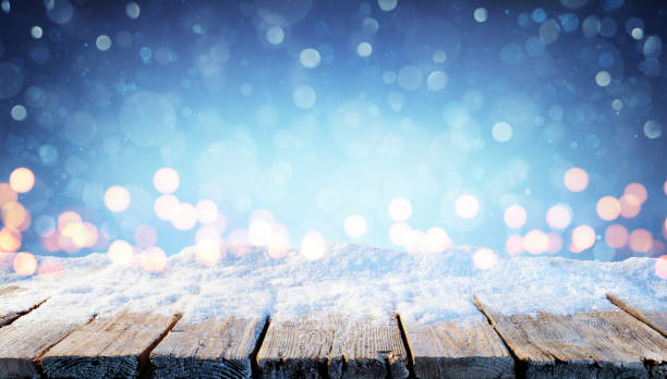 sfondo invernale - tavolo innevato con luci di natale nella notte - snowflake snow ice nature foto e immagini stock