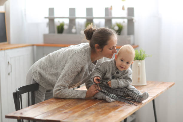 mama i dziecko razem w przytulnym wnętrzu w kuchni, - affectionate baby beauty blond hair zdjęcia i obrazy z banku zdjęć