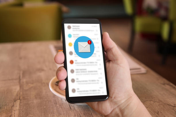 新しいメール メッセージのオンライン通信携帯電話 - inbox ストックフォトと画像