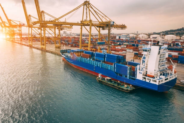 veduta aerea del porto commerciale con container di carico gru a terra in nave merci. - darsena foto e immagini stock