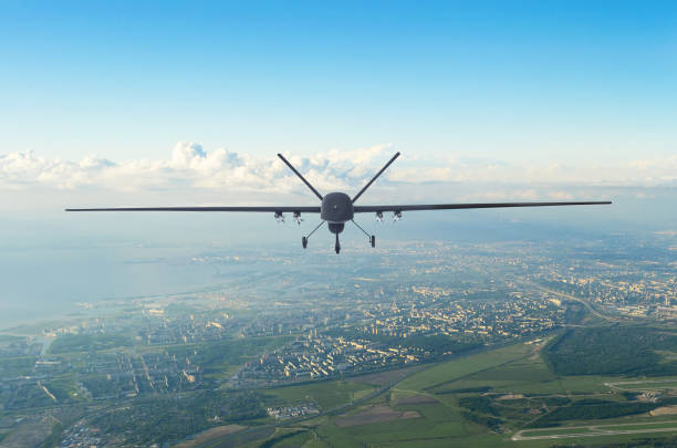 bezzałogowy wojskowy dron uav latający w powietrzu nad miastem w godzinach porannych. - air force fighter plane pilot military zdjęcia i obrazy z banku zdjęć