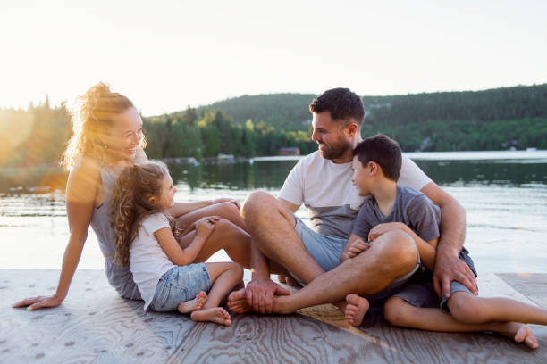 famiglia sul molo calda giornata estiva divertersi - canadian beach foto e immagini stock