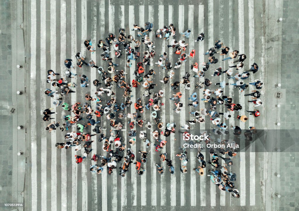 Alto ángulo de vista de la gente formando una burbuja del discurso - Foto de stock de Personas libre de derechos