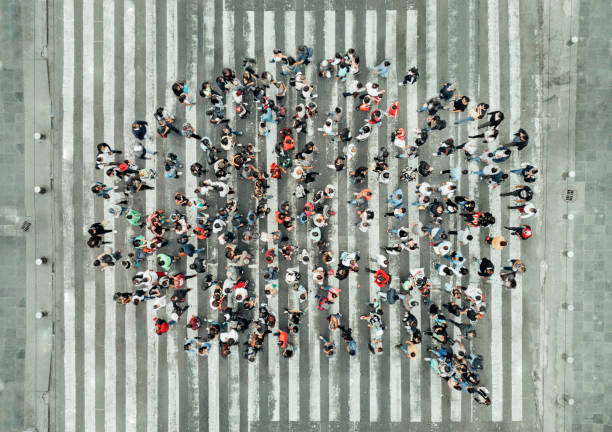 haut angle view of people formant une bulle de dialogue - vue aérienne photos photos et images de collection