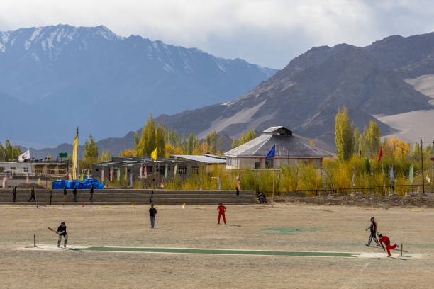 os povos jogam críquete em leh ladakh - oval cricket ground - fotografias e filmes do acervo