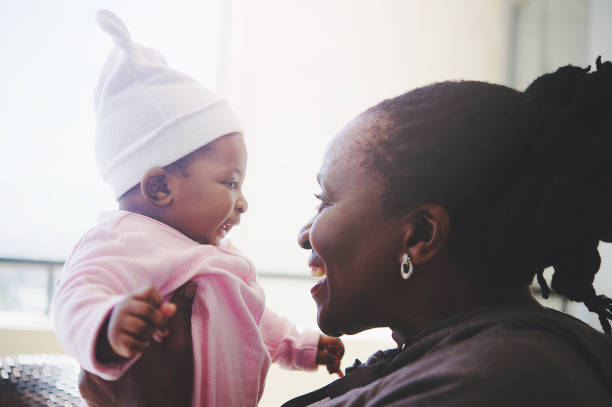 africana avó e netinha íntimo vista lateral de tempo - baby grandparent newborn grandmother - fotografias e filmes do acervo