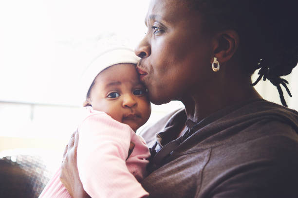 africanos tempo íntimo neta avó e bebê - baby grandparent newborn grandmother - fotografias e filmes do acervo