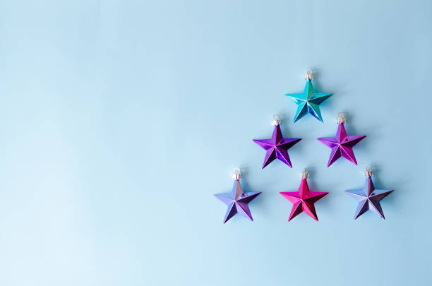 beaucoup d’étoiles métalliques sous la forme d’un arbre de noël. - gift purple turquoise box photos et images de collection
