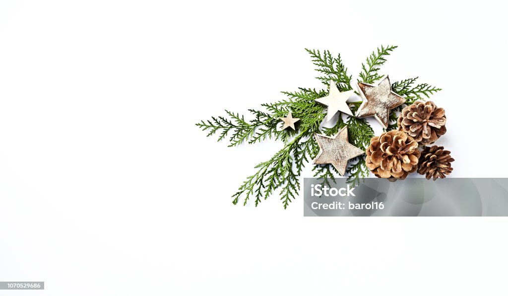 Eine Anordnung von immergrünen Zweigen, Zapfen und Weihnachtsschmuck. Flatlay. Kopieren Sie Raum. Weißem Hintergrund - Lizenzfrei Weihnachtsdekoration Stock-Foto