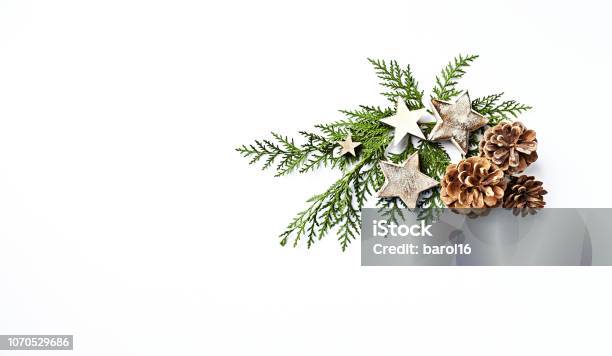 Eine Anordnung Von Immergrünen Zweigen Zapfen Und Weihnachtsschmuck Flatlay Kopieren Sie Raum Weißem Hintergrund Stockfoto und mehr Bilder von Weihnachtsdekoration