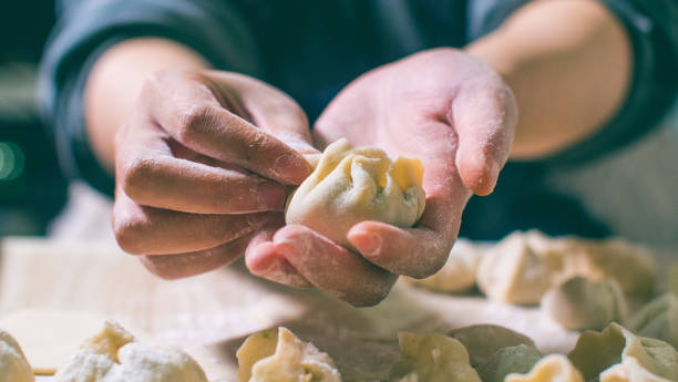 hacer bola de masa hervida, china jiaozi - craft traditional culture horizontal photography fotografías e imágenes de stock