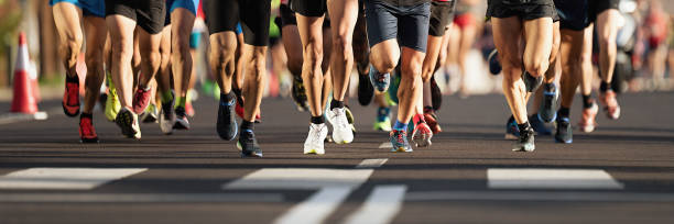 市の道路上で実行マラソン ランナー - marathon running group of people jogging ストックフォトと画像
