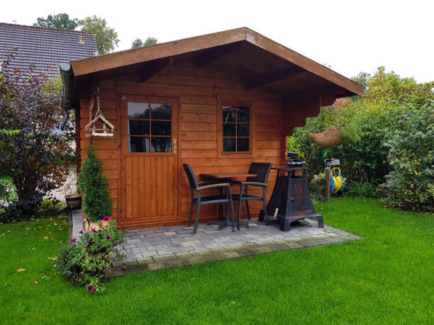accogliente capannone da giardino in legno - baracca foto e immagini stock